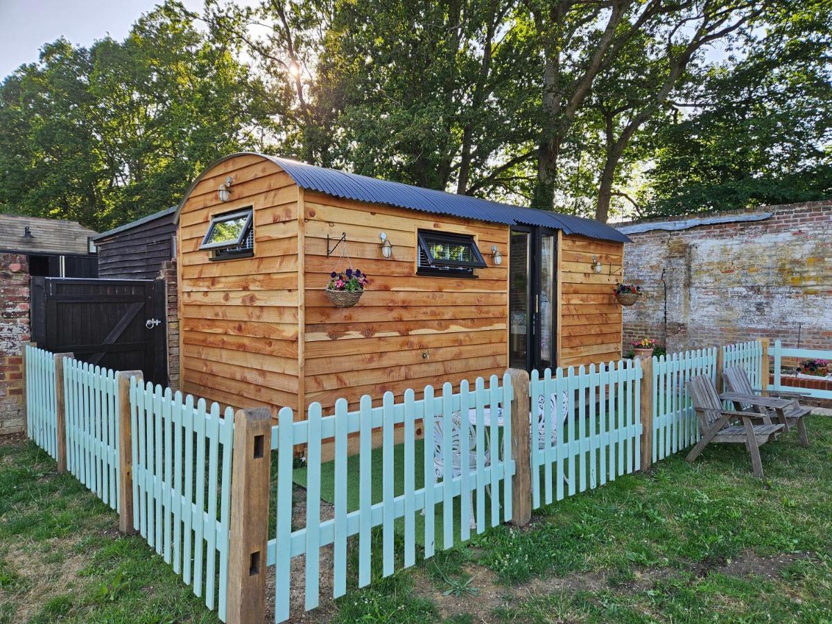 Gatwick Hideaway Hut Hotel Charlwood Exterior photo